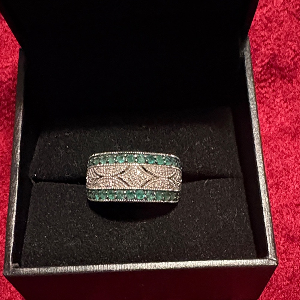 Elegant sterling 925 emerald 6-7 Ring; beautiful ring
